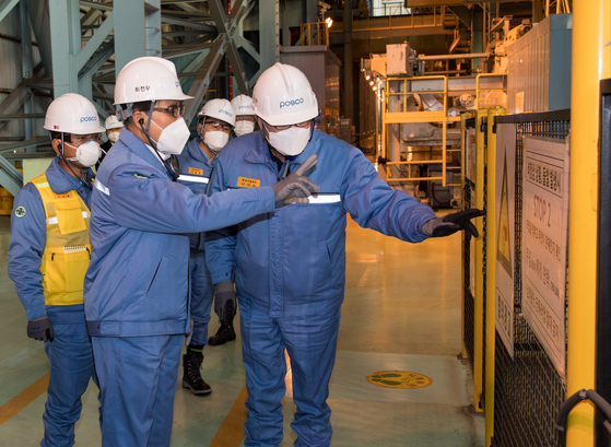 Posco CEO Choi Jeong-woo tours the steelmaker's steel mill in Gwangyang, South Jeolla. [POSCO]