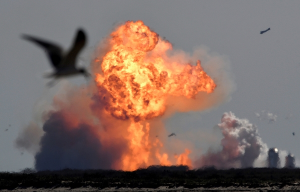 2일(현지시간) 미국 텍사스주 보카치카 발사 기지에서 시험 발사된 스페이스X의 스타십 시제품 ‘SN9’이 착륙 과정에서 폭발하고 있다. 로이터 연합뉴스
