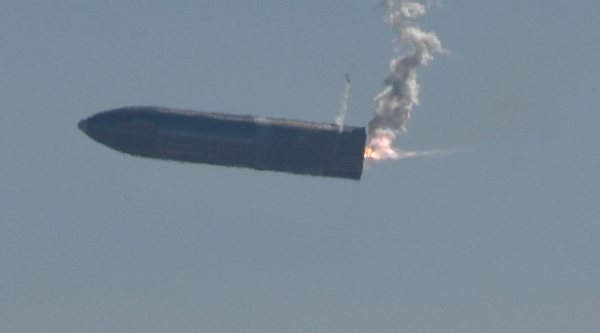 2일(현지시간) 미국 텍사스주 보카치카 발사 기지에서 시험 발사된 스페이스X의 스타십 시제품 ‘SN9’이 착륙을 위해 기수를 돌리고 있다. 로이터 연합뉴스