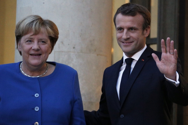 앙겔라 메르켈 독일 총리(왼쪽)와 에마뉘엘 마크롱 프랑스 대통령. AP뉴시스