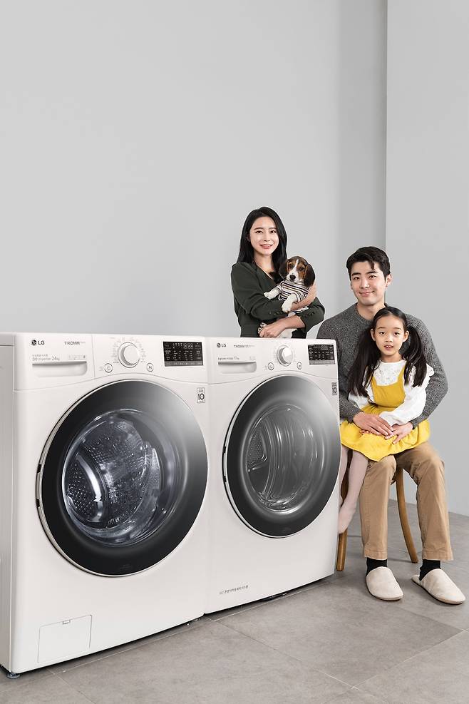 LG전자가 반려동물을 키우는 고객들을 위해 펫케어 기능을 더한 트롬 세탁기와 건조기를 출시한다. 모델들이 LG 트롬 세탁기 스팀 펫(사진 왼쪽)과 LG 트롬 건조기 스팀 펫를 소개하고 있다./사진=LG전자 제공