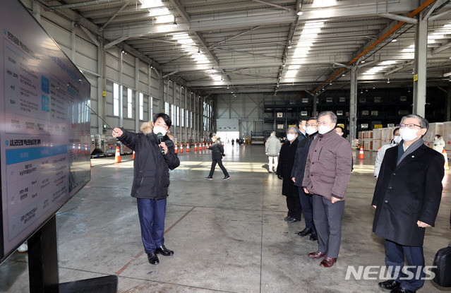 [인천공항=뉴시스]추상철 기자 = 문재인 대통령이 3일 오전 인천국제공항 대한항공 화물터미널에서 열린 코로나19 백신 수송 모의훈련 참관에 앞서 임남수 인천공항공사 부사장으로부터 하기 및 상차 등 공항 내 백신 물류계획에 대해 설명을 듣고 있다. 2021.02.03. scchoo@newsis.com