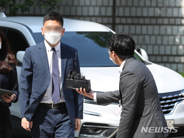 [서울=뉴시스] 고승민 기자 = 이른바 '검·언유착 의혹' 사건의 핵심 피의자로 꼽히는 이동재 전 채널A 기자가 구속 전 피의자심문(영장실질심사)을 받기 위해 지난해 7월17일 서울중앙지방법원으로 출석하고 있다. 2020.07.17.kkssmm99@newsis.com