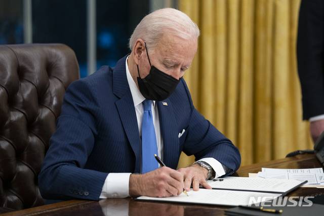 [워싱턴=AP/뉴시스]조 바이든 미국 대통령이 2일(현지시간) 백악관 집무실에서 이민에 관한 행정명령에 서명하고 있다. 2021.02.03.