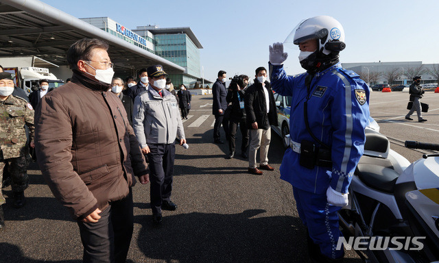 [인천공항=뉴시스]추상철 기자 = 문재인 대통령이 3일 오전 인천국제공항 대한항공 화물터미널에서 열린 코로나19 백신 수송 모의훈련을 참관한 후 수송 지원인력을 격려하고 있다. 2021.02.03. scchoo@newsis.com