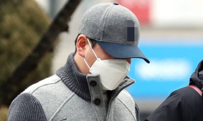 경기 김포 한 아파트 출입구에서 미등록된 지인의 차량을 막았다며 경비원 2명을 폭행한 30대 입주민 C씨가 지난달 21일 구속 전 피의자 심문(영장실질심사)을 받기 위해 경기도 부천시 상동 인천지방법원 부천지원 청사로 들어서고 있다. 연합뉴스