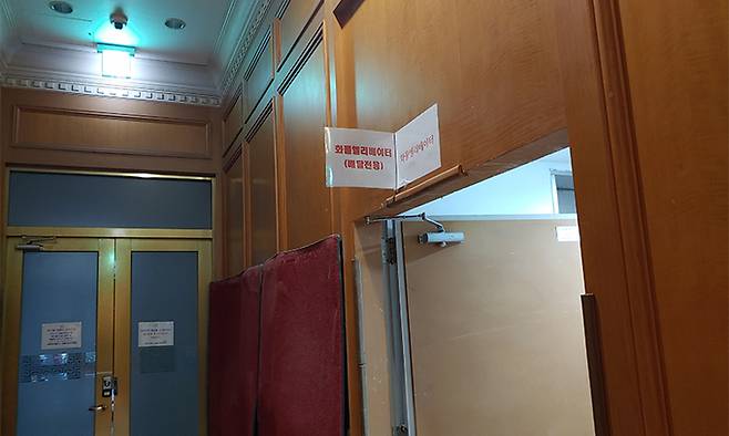 화물 엘리베이터 간판에&nbsp;‘배달 전용’이라고 적혀있다. 라이더유니온 제공