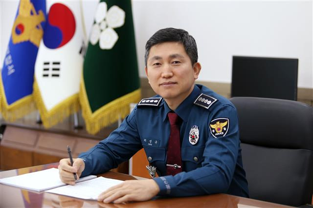 최성규 서울 성북경찰서장은 “미국에서 경찰 영사로 근무한 경험을 살려 지역사회에서 신뢰를 얻은 경찰, 자치경찰의 치안활동 등을 있는 그대로 보여 주고 싶었다”며 ‘총과 도넛’을 쓴 동기를 밝혔다.최성규 서장 제공