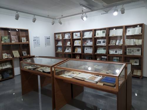 김달진미술자료박물관에서 한창인 '나에게로 떠나는 여행:외국 연구자의 한국미술 연구' 전시 전경. /조상인기자