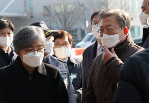 문재인 대통령이 3일 오전 인천국제공항 대한항공 화물터미널에서 열린 코로나19 백신 수송 모의훈련을 마치고 정은경 중앙방역대책본부장(질병관리청장)과 대화하고 있다. /연합뉴스