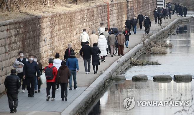 수도권 2.5단계·5인이상 모임금지 2주 연장 (서울=연합뉴스) 김도훈 기자 = 31일 오후 서울 청계천을 찾은 시민들이 산책을 즐기고 있다. 2021.1.31 superdoo82@yna.co.kr