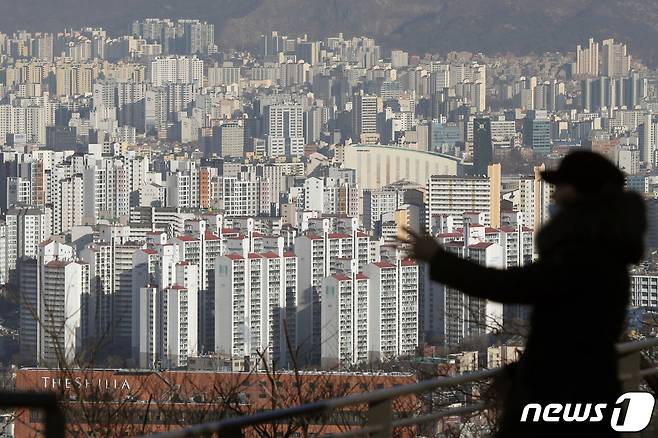 서울 중구 남산에서 바라본 도심 아파트 단지 모습. 2021.1.19/뉴스1 © News1 민경석 기자