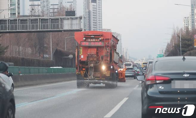 폭설이 예보된 3일 서울 시내 도로에서 제설용 살포 차량이 결빙 방지 작업을 하고 있다. 2021.2.3/뉴스1 © News1 이동해 기자