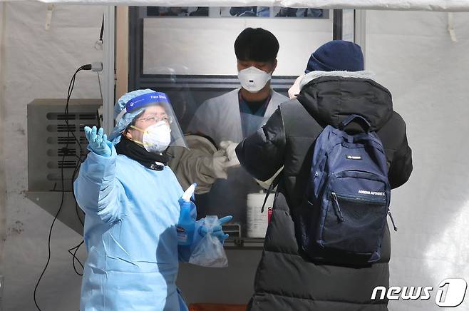 3일 서울 중구 국립중앙의료원 내 해외출국 선별진료소에서 한 시민이 코로나19 검사를 기다리고 있다. 2021.2.3/뉴스1 © News1 임세영 기자