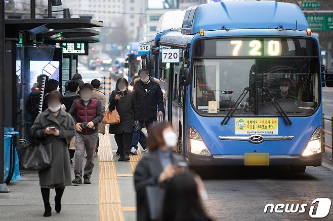 서울시내 한 버스정류장 모습. (기사 내용과 무관한 사진) 2021.1.26/뉴스1 © News1 유승관 기자