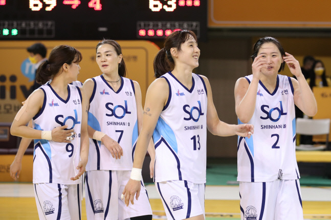 신한은행 김단비(왼쪽에서 세 번째)가  승리한 후 미소짓고 있다. | WKBL 제공