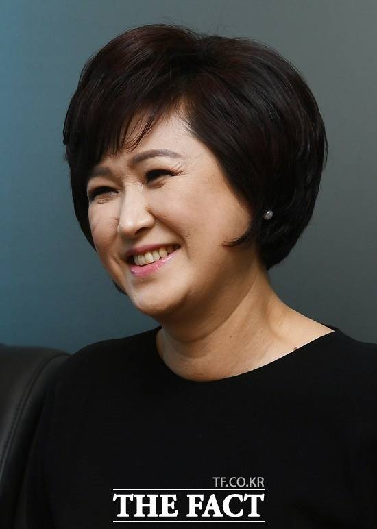 '사랑의 밧줄'은 무명가수생활 20년만에 빛을 본 김용임의 첫 히트곡이다. 그는 "음반을 발표하고 홍보하러 다니는데 방송사 PD 분들이 '밧줄로 꽁꽁꽁이 뭐냐'며 핀잔을 주다 뜨고나니 '최고 트로트'라며 극찬을 했다"고 말했다. /이동률 기자