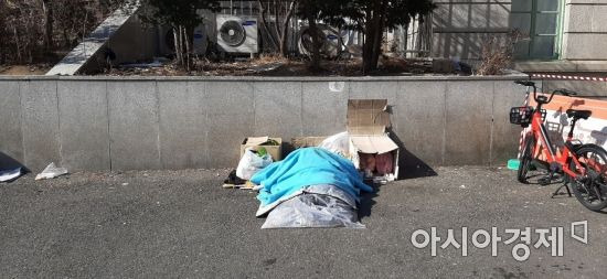 3일 오후 서울역 광장 한쪽에 한 노숙인이 천과 비닐로 추위를 버티고 있다. 사진=한승곤 기자 hsg@asiae.co.kr