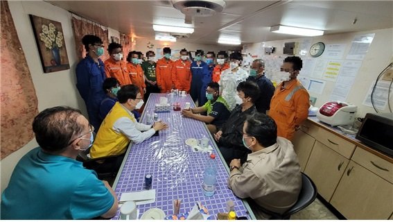 지난 3일 주이란대사관 현장지원팀이 억류된 선박 '한국케미'호에 승선해 영사접견을 실시하고 있다. 선장을 포함한 우리 국민 5명을 포함한 선원 20명은 모두 건강한 상태인 것으로 확인됐다. /사진=외교부