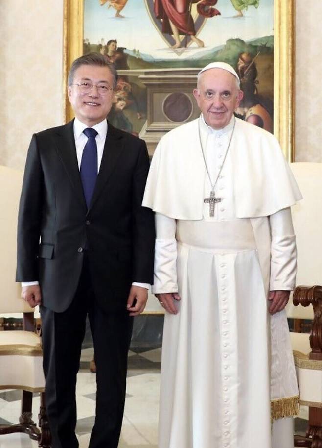 2018년 10월18일 바티칸을 방문한 문재인 대통령이 프란치스코 교황과 기념촬영을 하고 있다. 청와대사진기자단