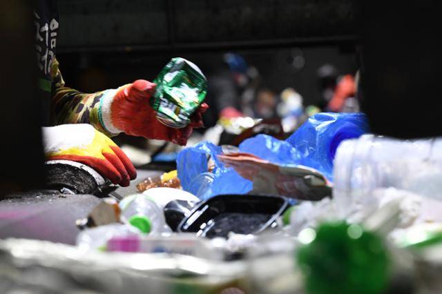 지난 12일 경기 포천의 자원순환센터 재활용지 선별장. 컨베이어 벨트에 각종 폐기물이 쏟아져 나온다. 작업자들이 달라붙어 일일이 손으로 골라내고 있지만 100% 선별은 역부족이다. 배우한기자