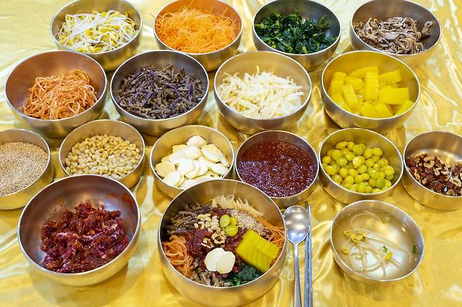 전주비빔밥은 화려하고 푸짐한 게 특징이다. 육회·황포묵·콩나물·대추·은행·표고버섯·밤 등 적어도 15가지 이상의 재료가 들어가야 한다. '갑기회관'의 비빔밥 역시 화려하고 정갈하다.