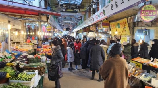 우장산 전철역 인근에 있던 송화 시장.