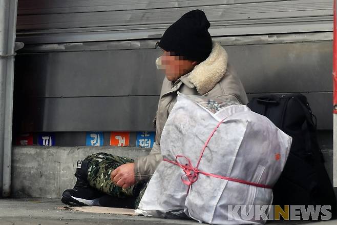 정부가 사회적 거리두기를 설 연휴까지 2주간 연장한 가운데 1일 오후 노숙인들이 서울역 인근에 자리를 잡고 있다. 박태현 기자