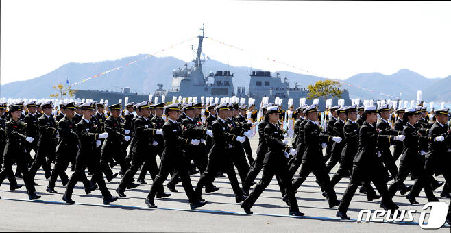 지난해 3월 경남 창원시 해군사관학교 연병장에서 열린 '제74기 해군사관생도 졸업 및 임관식'에서 신임 소위들이 분열 행진을 하고 있다. (자료사진) 2020.3.11/뉴스1