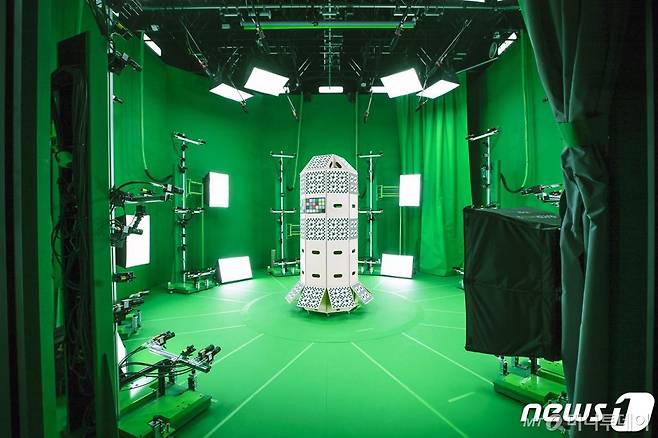 (서울=뉴스1) = SK텔레콤은 20일 혼합현실 제작소 '점프스튜디오'를 바탕으로 5G 콘텐츠 사업을 '투트랙'으로 확장할 계획이라며 5G 콘텐츠 사업을 본격 확대하겠다고 밝혔다. 사진은 SK텔레콤이 본사 T타워에 구축한 혼합현실 제작소 점프스튜디오 전경 모습. 점프스튜디오는 마이크로소프트의 볼류메트릭 기술을 기반으로 106대의 카메라를 통해 초당 60프레임 촬영을 하고, 이에 SK텔레콤 T리얼 플랫폼의 기술을 접목해 실제처럼 자연스럽게 움직이는 고화질 3D 홀로그램을 생성한다.(SK텔레콤 제공) 2020.10.20/뉴스1