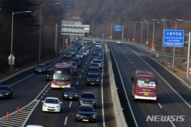 [원주=뉴시스] 김경목 기자 = 지난해 설 연휴 첫째날 강원 원주시 영동고속도로 강릉 방향 원주 나들목(IC) 구간은 귀성 차량으로 교통량이 증가한 반면 인천 방면 도로는 한산한 모습이다. 2020.01.24. photo31＠newsis.com