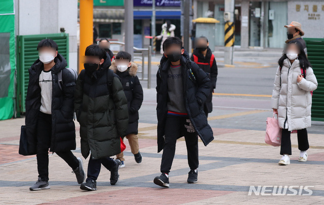 [서울=뉴시스]고승민 기자 = 교육부가 신학기를 한달여 앞두고 유치원부터 고등학교까지 학년별 등교방식을 담은 학사운영지원방안을 발표할 것으로 알려진 28일 서울의 한 초등학교에서 학생들이 등교하고 있다. 학사운영지원방안에는 사회적 거리두기 단계별 등교원칙과 밀집도 예외조치의 변화가 예상된다. 2021.01.28. kkssmm99@newsis.com