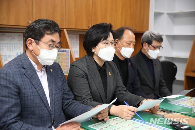 [제주=뉴시스]제주도의회 오영희 국민의힘 원내대표(왼쪽 두 번째)와 국민의힘 소속 도의원들이 4일 오후 제주도의회 기자실에서 제2공항 건설 찬반 여론조사와 관련해 입장문을 발표하고 있다. (사진=제주도의회 제공) 2021.02.04. photo@newsis.com