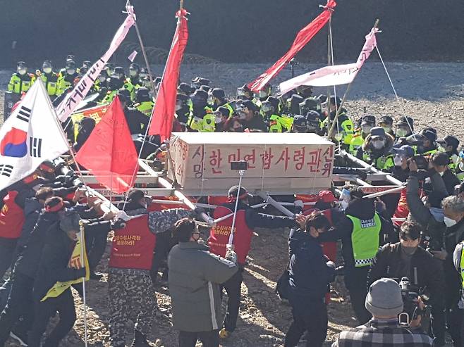 장기면 주민들이 상여로 수성 사격훈련장 진입을 시도하고 있다. 김대기 기자