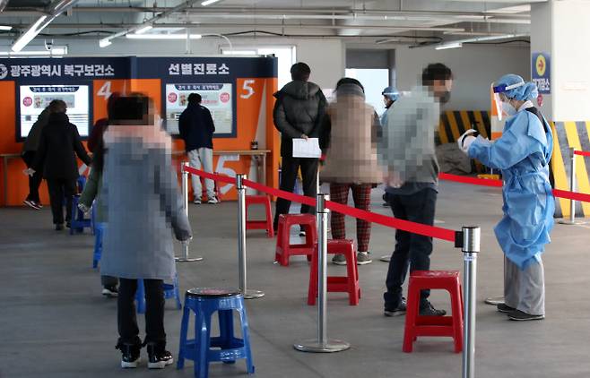 3일 광주 북구선별진료소에서 시민들이 신종 코로나바이러스 감염증(코로나19) 검사 접수를 하기 위해 줄 서 있다. 연합뉴스