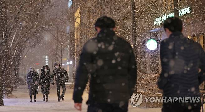 눈 맞는 시민들 [연합뉴스 자료사진]