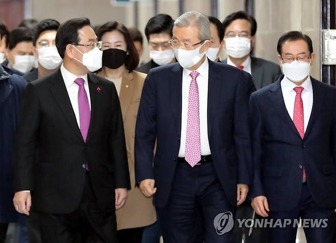 비상대책위원회의 참석하는 김종인과 주호영 국민의 힘 김종인 비상대책위원장과 주호영 원내대표가 지난 3일 오전 서울 여의도 국회에서 열린 비상대책위원회의에 참석하고 있다. [연합뉴스 자료사진]