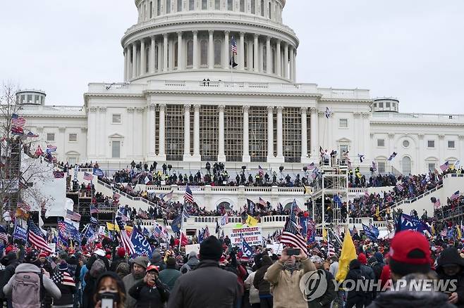 사상 초유의 시위대 점거 사태 빚어진 미국 의사당 (워싱턴 AP=연합뉴스) 도널드 트럼프 미국 대통령 지지 시위대 수천 명이 지난 6일(현지시간) 워싱턴DC 국회의사당에 모여 있다. 이 중 수백 명은 의사당으로 난입해 원형 홀까지 점거했다. 미국 민주주의의 상징인 의사당의 시위대 점거는 사상 초유의 일이다. sungok@yna.co.kr