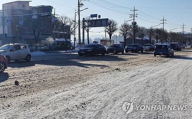 눈밭이 된 도로 (춘천=연합뉴스) 양지웅 기자 = 강원 내륙과 산지를 중심으로 많은 눈이 내린 4일 오전 강원 춘천시 인형극장 사거리 인근 도로에 제설작업이 늦어져 차량이 서행하고 있다. 2021.2.4 yangdoo@yna.co.kr