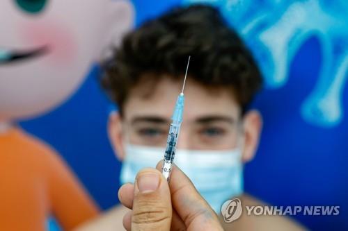코로나19 백신 접종받는 이스라엘의 10대 청소년 [AFP=연합뉴스 자료사진]