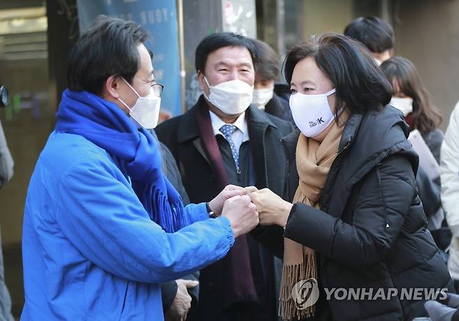 인사하는 민주당 서울시장 예비후보 우상호-박영선 (서울=연합뉴스) 서울시장 보궐선거 더불어민주당 예비후보인 우상호 의원과 박영선 전 중소벤처기업부 장관이 4일 오전 서울 용산구 이태원에서 열린 코로나19 피해 맞춤 지원을 위한 현장간담회를 앞두고 주먹인사를 하고 있다. 2021.2.4 [국회사진기자단] jeong@yna.co.kr