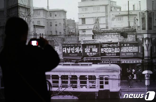 지난 2019년 서울 종로구 서울역사박물관에서 열린 전차(電車) 개통 120주년 기념 '서울의 전차' 기획전에서 관람객들이 전시물을 살펴보는 모습 © News1 오대일 기자