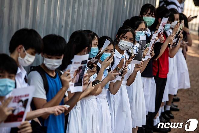지난해 6월12일 홍콩의 한 학교 앞에서 민주화 시위를 하는 어린 학생들. © AFP=뉴스1