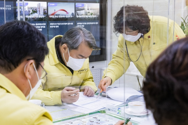 김선갑 광진구청장(왼쪽 두번째)이 건국대 앞 포차끝판왕 관련 첫 확진자가 발생한 즉시 비상대책회의를 열어 상황을 점검하고 있다. 광진구 제공