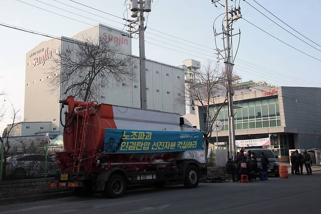 화물연대 노조가 선진사료 군산공장 입구를 막고 철야 농성을 이어가고 있다. /사진=전국한우협회