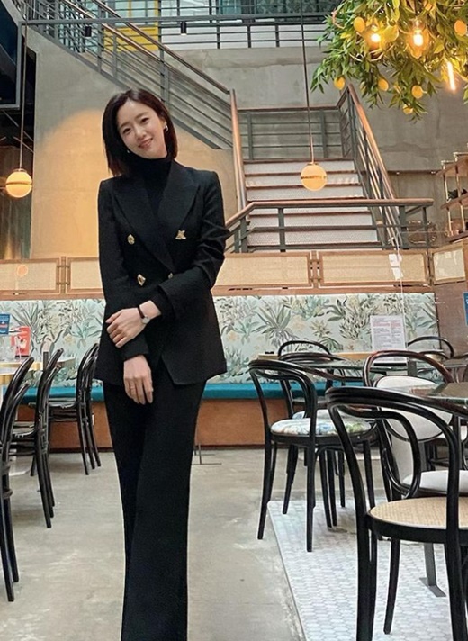Ham Eun Jung, from group T-ara, boasted an Incomparable ratio.Ham Eun Jung posted a picture on his personal SNS on the 4th, Photo ... What is this?The photo shows Ham Eun Jung posing in a cafe; Ham Eun Jung in the photo showed off his extraordinary leg length in a black suit.On the other hand, Ham Eun Jung will appear on KBS 1TV daily drama Drama Dream scheduled to be broadcast in March.
