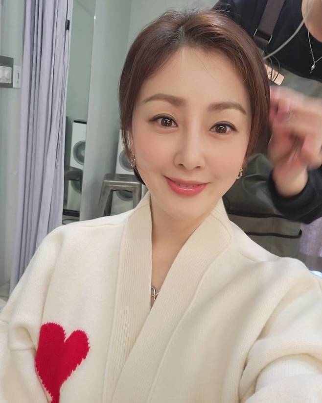 Actor Oh Na-ra showed off her beautiful beauty.Oh Na-ra posted several photos on his instagram on February 5 with an article entitled Successful if you take 20,000 selfies and get one or two.The photo shows Oh Na-ra, who takes a selfie with a white cardigan with a red heart on his chest and a long hair.A cool, elegant look and a graceful atmosphere on her small face attracts attention. As she grew younger, she showed off her beauty and admiration.On the other hand, Oh Na-ra recently appeared in SBS entertainment Baek Jong-wons Alley Restaurant and showed a hidden gourmet aspect.He appeared in MBC drama The Tenth Century last year, and is about to release a new film, Apgujeong Report (Gase), directed by Im Jin-soon, and a new film, Count (Gase), directed by Kwon Hyuk-jae.