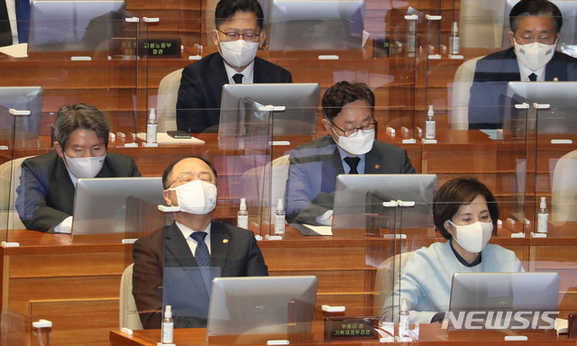 [서울=뉴시스]김진아 기자 = 홍남기 경제부총리 겸 기획재정부 장관이 3일 오전 서울 여의도 국회에서 열린 본회의에 참석 잠시 눈을 감고 있다.  (공동취재사진) 2021.02.03. photo@newsis.com