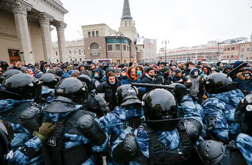 지난달 31일 러시아 모스크바에서 시민들이 알렉세이 나발니의 수감에 반대하는 항의 시위를 하며 경찰과 충돌하고 있다. 모스크바=AP연합뉴스