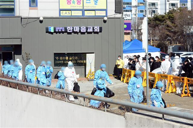 광주 TCS국제학교에서 신종 코로나바이러스 감염증(코로나19) 확진자 109명이 발생한 가운데 27일 오후 광주광역시 광산구 TCS국제학교에서 확진 판정을 받은 학생들이 이송 버스에 올라타고 있다.2020.1.27뉴스1